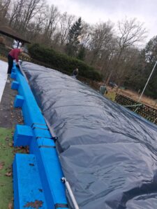 Das Bild zeigt die Abdeckung des Schwimmbads